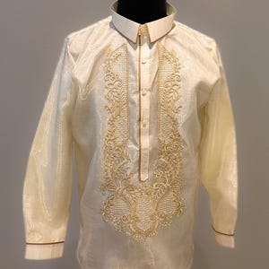 Puede incluir: Un letrero de madera rústica con la frase "Welcome to our home" en letras blancas. El letrero presenta un acabado envejecido y un diseño sencillo y acogedor.