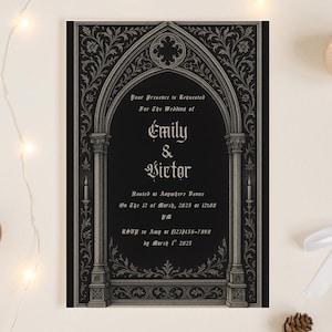Puede incluir: Invitación de boda en blanco y negro con diseño gótico. La invitación presenta los nombres "Emily & Victor" en un arco adornado con motivos florales y detalles.