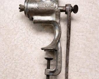 Antique Universal No. 72 Meat Grinder – Cast Iron Hand Crank Kitchen Tool with Clamp, Farmhouse Decor