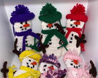 Muñeco de nieve de ganchillo, muñeco de nieve, adorno de árbol de Navidad, adorno hecho a mano, adorno de muñeco de nieve 6" x 3"