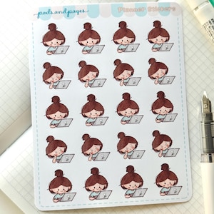 Peut inclure: Une planche d'autocollants présentant vingt illustrations individuelles d'une personne avec un chignon brun portant une chemise bleu clair, assise devant un ordinateur portable gris avec une icône de cœur blanc. Intitulé pads and pages Planner Stickers.