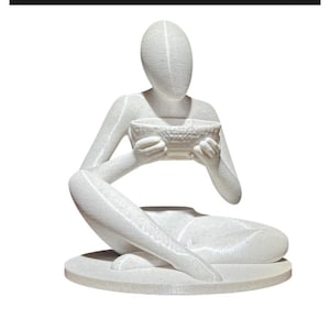 Könnte beinhalten: Eine weiße Skulptur einer sitzenden Figur, die eine Schüssel hält. Die Figur sitzt auf einer runden Basis. Der Text "100% des Gewinns werden an die Beendigung des Hungers gespendet" befindet sich oben im Bild.