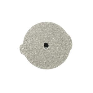 Puede incluir: Un posavasos redondo gris claro con una superficie texturizada y un peque&ntilde;o agujero central. El posavasos tiene dos peque&ntilde;as extensiones redondeadas en lados opuestos. El dise&ntilde;o es simple y funcional.