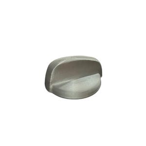 Puede incluir: Un peque&ntilde;o pomo plateado con una parte superior redondeada y una base curva y estriada. El pomo est&aacute; hecho de un material s&oacute;lido, posiblemente met&aacute;lico, y se encuentra sobre un fondo blanco liso. El dise&ntilde;o es simple y funcional.