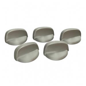 Könnte beinhalten: Fünf hellgraue, abgerundete Schrankknöpfe sind vor einem weißen Hintergrund angeordnet. Jeder Knopf hat eine glatte, gebogene Oberfläche und eine flache Basis. Die Knöpfe sind gleichmäßig verteilt, was auf ein Set für Küche oder Bad hindeutet.