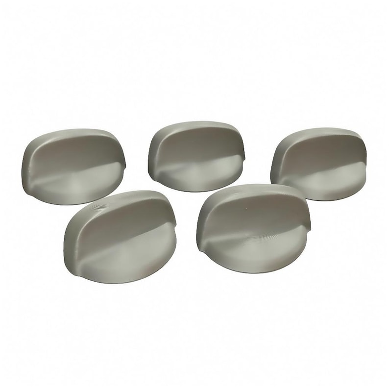 Puede incluir: Cinco pomos de armario redondeados de color gris claro est&aacute;n dispuestos sobre un fondo blanco. Cada pomo tiene una superficie lisa y curvada y una base plana. Los pomos est&aacute;n espaciados uniformemente, lo que sugiere un juego para una cocina o un ba&ntilde;o.