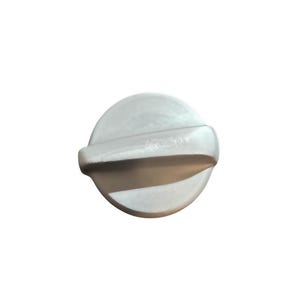 Puede incluir: Un objeto circular gris claro con un asa curva en relieve. El objeto parece estar hecho de un material liso y s&oacute;lido. El asa est&aacute; colocada en la parte superior del c&iacute;rculo.