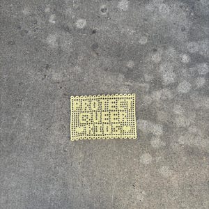 Puede incluir: Un encaje de ganchillo amarillo con las palabras "Happy Together" en el centro.