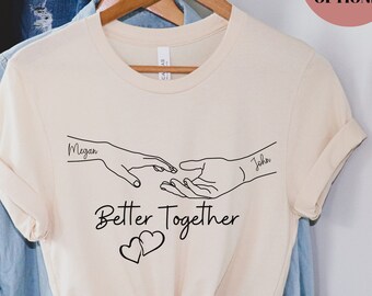 Camiseta de manos de pareja, personalizar con sus nombres de texto, camisas de manos tomadas, camisa de pareja del día de San Valentín, diseño personalizado de manos de amor, amor