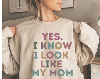 Sí, sé que me parezco a mi mamá Sudadera Regalos Cumpleaños de mamá, Camiseta divertida para mamá Sudadera con capucha de mamá de moda Sí, sé Tee Meme divertido