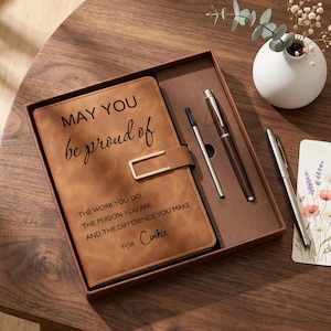 Set regalo personalizzato con taccuino e penna in pelle, ideale per ringraziare i colleghi o per il compleanno di un dipendente.