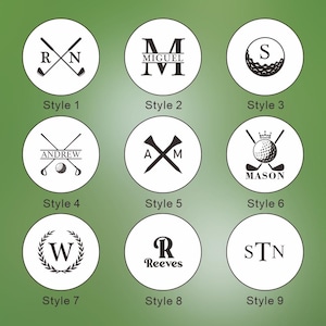 Puede incluir: Nueve dise&ntilde;os circulares con gr&aacute;ficos y texto tem&aacute;ticos de golf sobre un fondo verde. Los dise&ntilde;os incluyen palos de golf cruzados, pelotas de golf, iniciales, nombres y una corona de laurel. Cada dise&ntilde;o est&aacute; numerado.