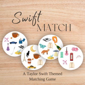 以下が含まれることがあります： 木製の表面に、「Swift Match」と「A Taylor Swift Themed Matching Game」というテキストが入ったマッチングゲームが表示されています。このゲームは、ギター、猫、キツネなど、さまざまなイラストが描かれた円形のカードが特徴です。