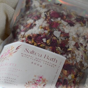 Kokoro, Salteabad. Luxe badzout en badthee in één. 500 g. Prachtig uniek handgemaakt cadeau. Helend, rustgevend, bloemig en herstellend.