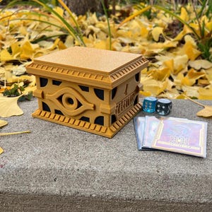 Caixa de Baralho Sarcófago Dourado - Impressa em 3D para Duelistas de Yu-Gi-Oh! Inclui bandejas de cartas para o baralho principal, baralho secundário, baralho extra e dados!