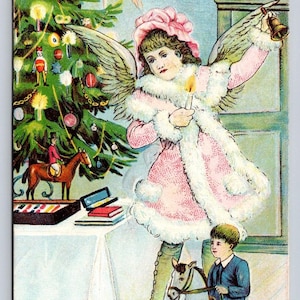 Cartão postal de Natal antigo: anjo em túnica rosa e branca segurando vela e sino observando menino de terno azul montado em um cavalo de balanço