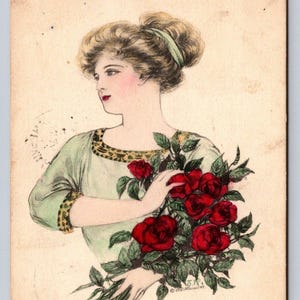 M. Farini Künstler signierte antike 1910 handkolorierte Postkarte Schöne Dame mit einem Strauß roter Rosen - Muttertag, Valentinstag