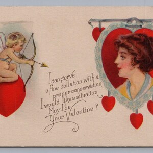 Carte postale Art nouveau édouardienne fantastique pour la Saint-Valentin Cupidon vise la flèche vers une dame dans un portrait, orné de coeurs suspendus