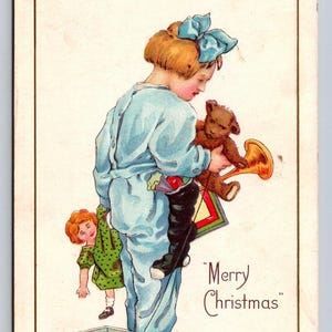 Carte postale de Noël du début des années 1900, petite fille bleue, pyjama, ours en peluche, poupée, bas, corne