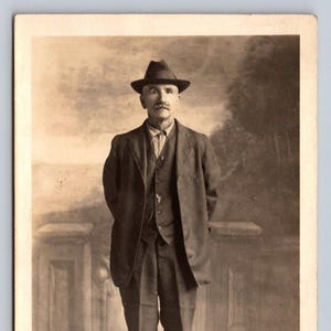Gentleman au travail, beau visage, moustache épaisse, grande mâchoire, costume, chapeau CPRP, photo de studio