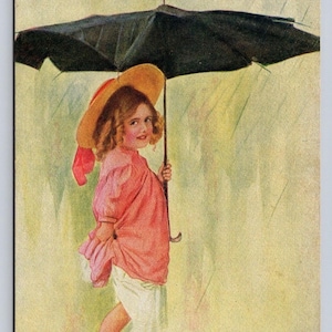 Cartão postal antigo de 1908, menina com bochechas rosadas, descalça na chuva, calções brancos, chapéu de palha, segurando vestido rosa e guarda-chuva preto, brincadeira de criança inocente