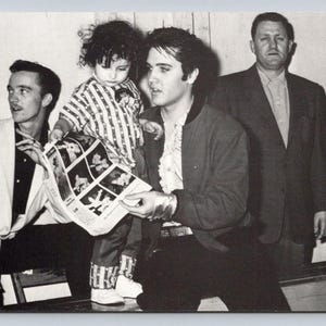 Carte postale vintage - 1957 Buffalo Memorial Auditorium - Presley et Jordanaires avec une cigarette - Jeune Elvis tenant une petite fille