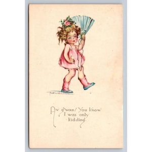 Cartão postal de Ruth Welch Siver do início dos anos 1900, garotinha atrevida e fofa de rosa com leque