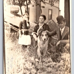 Vers 1904-1918 Petite fille, chien, maman, papa, petite fille, odeur de fleur, Loa Rallo Stella, RPPC, carte postale ancienne avec photo réelle
