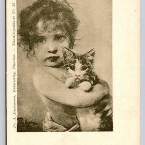 Cartão postal alemão antigo Guten Morgen Criança inocente Olho grande Menina segurando gatinho Gato