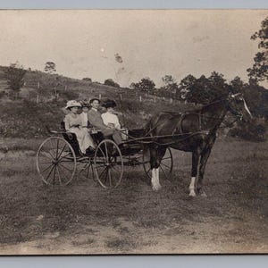 Edwardian Sisters Chaperone Date mit Gentleman Pferdebuggy-Fahrt RPPC Photo PC