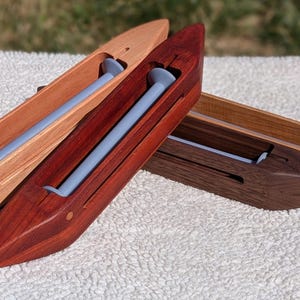 Wooden boat shuttle with bobbin