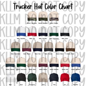Puede incluir: Una carta de colores que muestra varias gorras de camionero. Las gorras presentan una gama de colores, incluyendo verde camuflaje, roble musgoso y patrones Realtree, así como colores sólidos como blanco, negro y azul marino. El texto "Trucker Hat Color Chart" está en la parte superior.