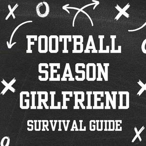 Peut inclure: Graphique noir et blanc avec le texte "FOOTBALL SEASON GIRLFRIEND SURVIVAL GUIDE". Le texte est entouré de X, O et flèches blancs. Le bas du graphique indique "Votre manuel spirituel pour survivre (et prospérer) cette saison."