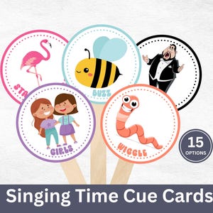Op de afbeelding: Zangtijd Cue Cards met kleurrijke illustraties van een flamingo, een bij, een operazanger, een worm en twee meisjes. Elke afbeelding staat op een ronde kaart met een houten stok. De tekst "Singing Time Cue Cards" staat onderaan.