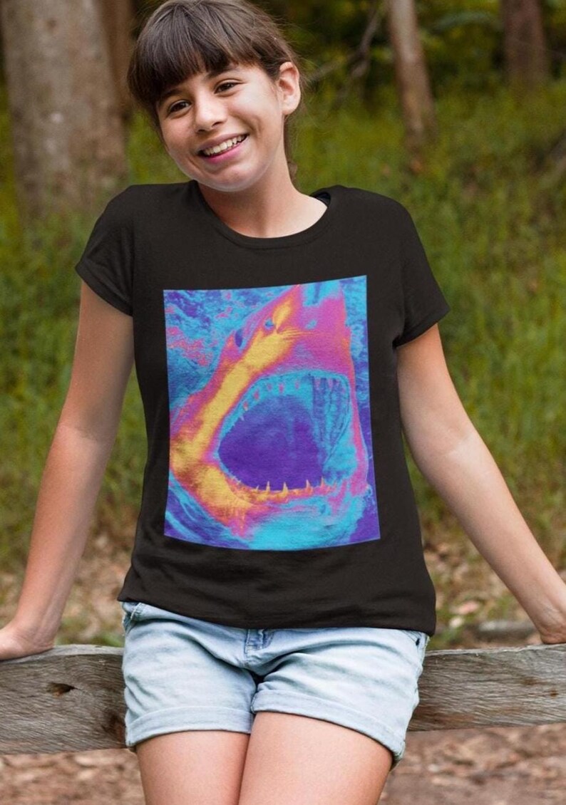 Neonkleuren haai kinder T-shirt, leuke stranddagoutfit voor tieners, helder zomerfestival T-shirt, vakantieshirt, haaienliefhebber zeeleven afbeelding 1