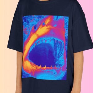 Neonkleuren haai kinder T-shirt, leuke stranddagoutfit voor tieners, helder zomerfestival T-shirt, vakantieshirt, haaienliefhebber zeeleven afbeelding 4