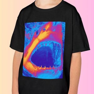 Neonkleuren haai kinder T-shirt, leuke stranddagoutfit voor tieners, helder zomerfestival T-shirt, vakantieshirt, haaienliefhebber zeeleven afbeelding 3