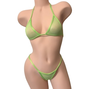 Peut inclure: Un ensemble de bikini en maille vert lime. Le haut est de style triangle avec des bretelles réglables. Le bas est de style coquin avec des bretelles fines.