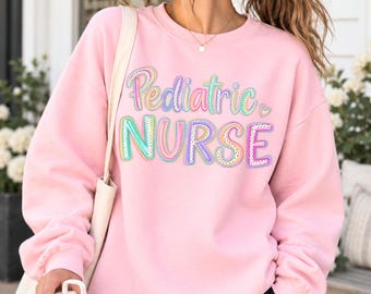 Bluza z okrągłym dekoltem dla pielęgniarki pediatrycznej, prezent dla pielęgniarki pediatrycznej, uroczy kolorowy sweter dla pielęgniarki, prezent dla studenta pielęgniarstwa z okazji ukończenia studiów na kierunku Pielęgniarstwo LPN
