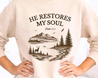 Sudadera cristiana "Él restaura mi alma" para mujer, versículo bíblico del Salmo 23, cuello redondo, regalo de fe para ella, ropa acogedora estilo cottagecore con motivos de Jesús.