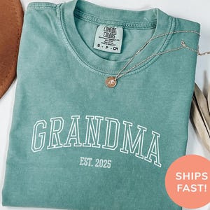 Comfort Colors® Oma EST 2025 Shirt, Lieblingsoma Shirt, Muttertag Shirt, Großmutter Shirt, Geschenk von Enkelkindern, Shirt für Mimi