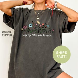 Comfort Colors® helfen kleinen Köpfen wachsen Shirt, Floral Lehrer Shirt, Kindergarten Shirt, Lehrer Wertschätzung Shirt, Geschenk für Lehrer