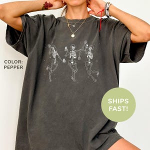 Comfort Colors® Tanzende Skelette Shirt Vintage Shirt Retro Y2k Skelett Shirt Lustiges Skull Shirt Tanz Liebhaber Shirt Shirt für Frauen
