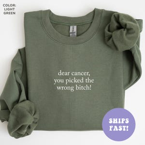Lieber Krebs, du hast die falsche Hündin ausgewählt Rundhals-Sweatshirt, Krebs-Aufklärungs-Sweatshirt, Brustkrebs-Unterstützer-Sweatshirt, Krebs-Überlebendes Geschenk