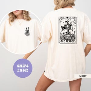 Comfort Colors® Das Leser Shirt, Skelett Lese Shirt, Tarot Karten Shirt für Leseratten, Geschenk für Bibliothekar, Buch Liebhaber Shirt