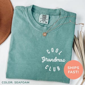 a t - shirt that says cool grandma's club on it