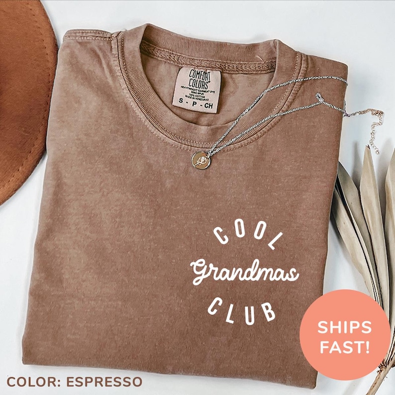a brown t - shirt with the words cool grandmas club on it