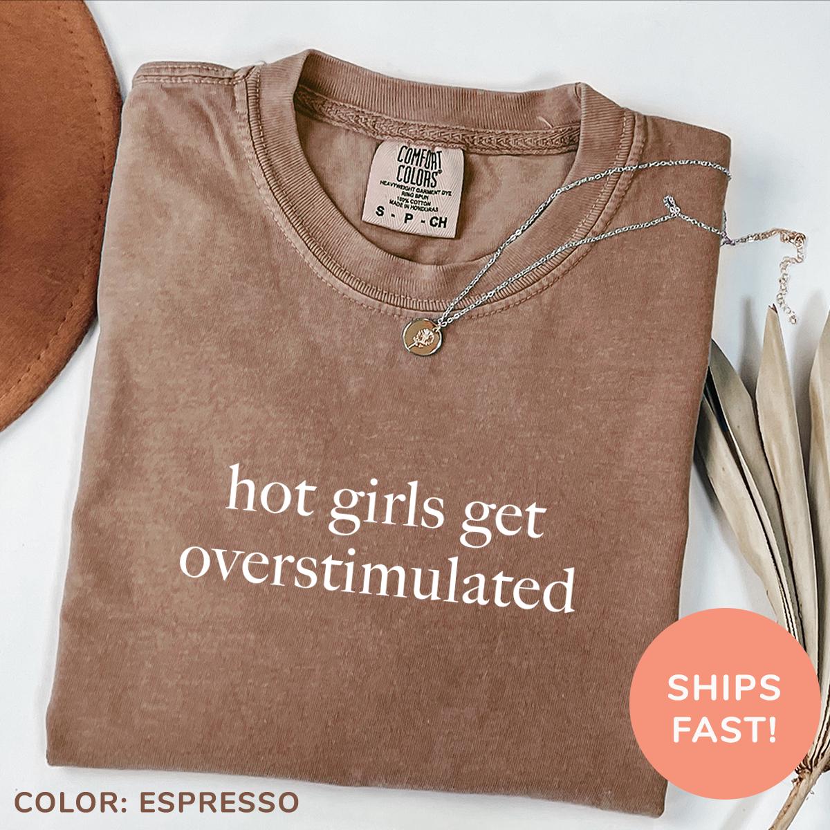 Chemise Comfort Colors® Hot Girls Get overstimulated, Chemise citation drôle, Chemise unhinged, Vêtements étranges, Chemise génération Z, Chemise surstimulée
