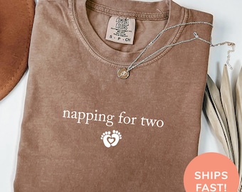 Camiseta Comfort Colors® Napping For Two, camiseta de anuncio de embarazo, camiseta de revelación de bebé, regalo para futura mamá, camisetas para mamá, camiseta de maternidad