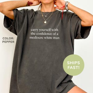 Comfort Colors® 平凡な白人男性の自信をもって振る舞うシャツ、面白いフェミニズムシャツ、大人のユーモアシャツ、皮肉シャツ